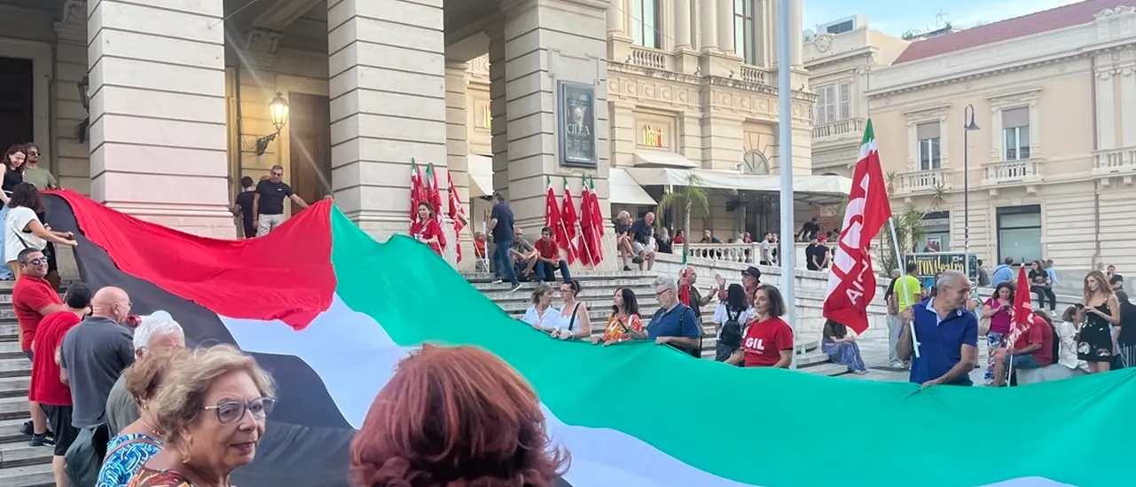 Reggio Calabria, la Cgil invoca una «Palestina Libera» sulla scalinata del teatro Cilea\u00A0\n