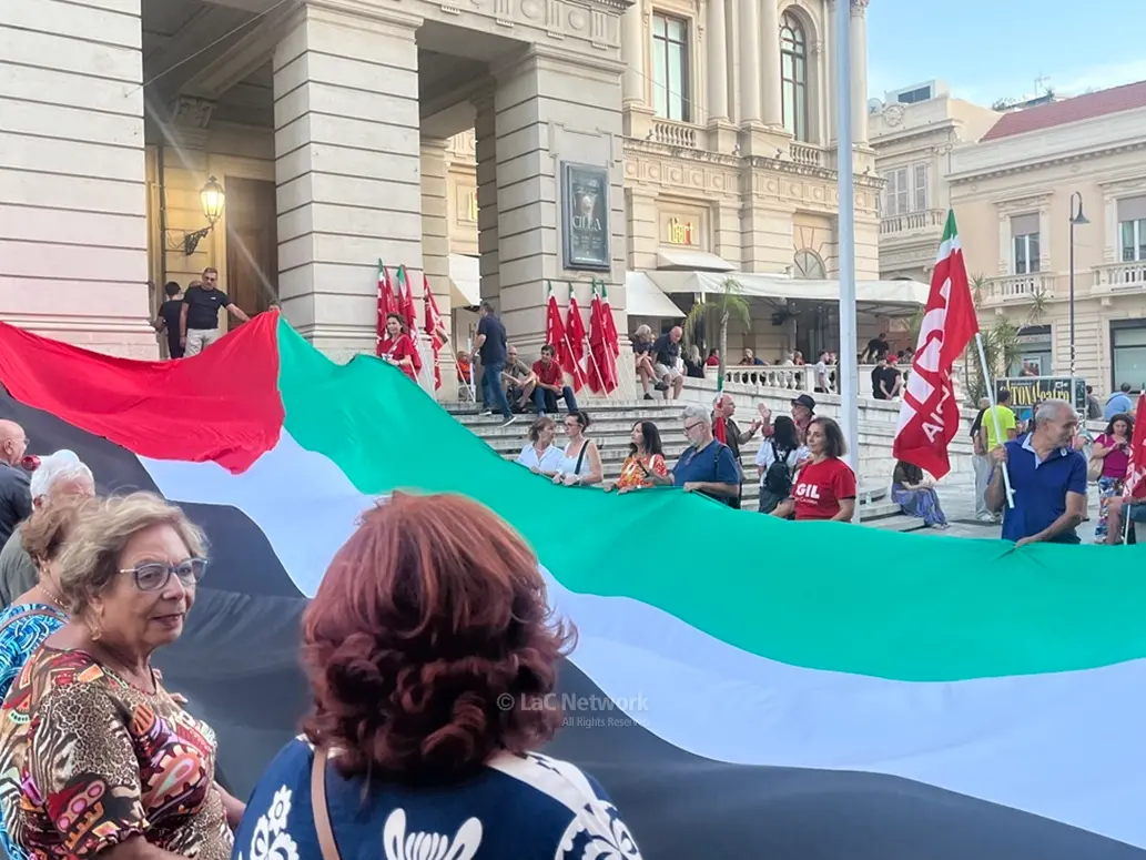 Reggio Calabria, la Cgil invoca una «Palestina Libera» sulla scalinata del teatro Cilea
