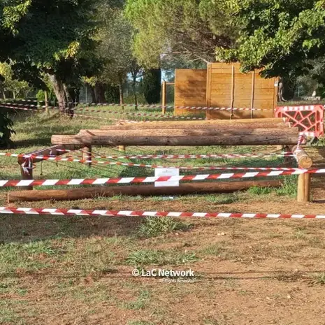 Bimbo schiacciato da una trave a Vibo, un testimone: «Si era solo appoggiato ed è stato travolto»\n