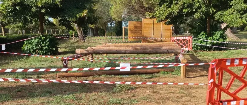 Bimbo schiacciato da una trave a Vibo, un testimone: «Si era solo appoggiato ed è stato travolto»\n