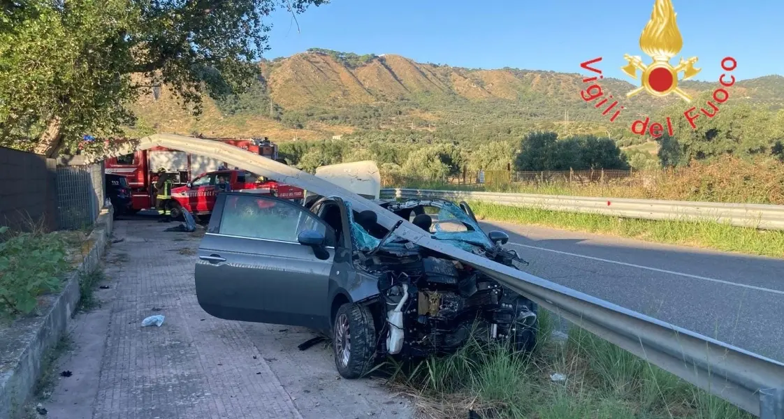 Incidente a Squillace, auto impatta contro guardrail: feriti quattro giovani