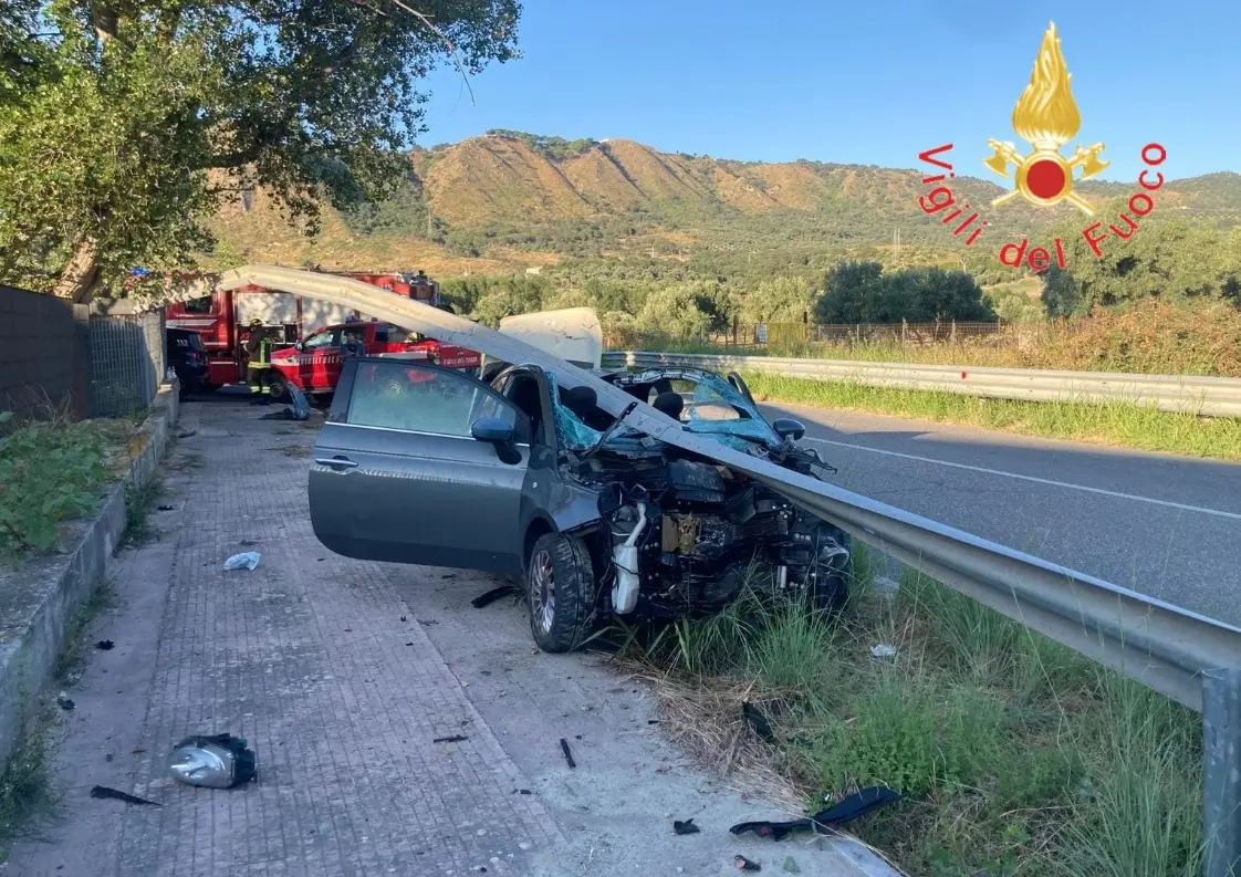 Incidente a Squillace, auto impatta contro guardrail: feriti quattro giovani