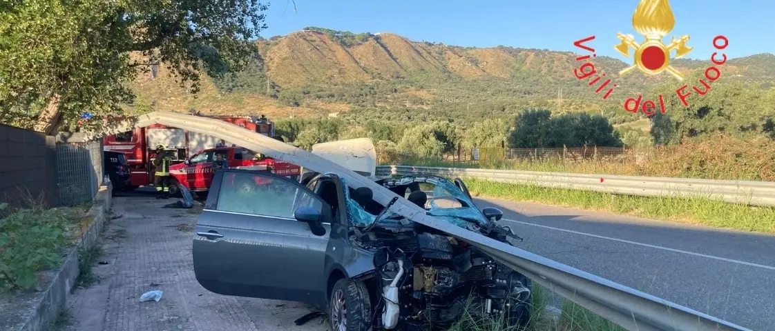 Incidente a Squillace, auto impatta contro guardrail: feriti quattro giovani