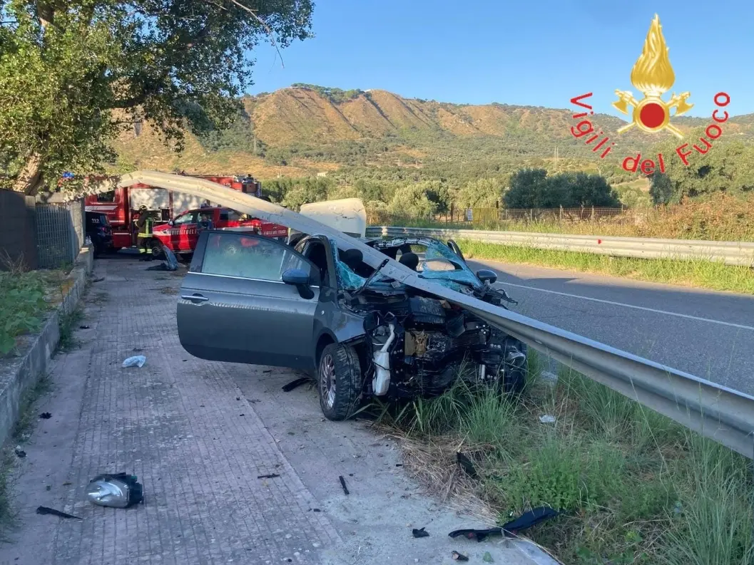Incidente a Squillace, auto impatta contro guardrail: feriti quattro giovani