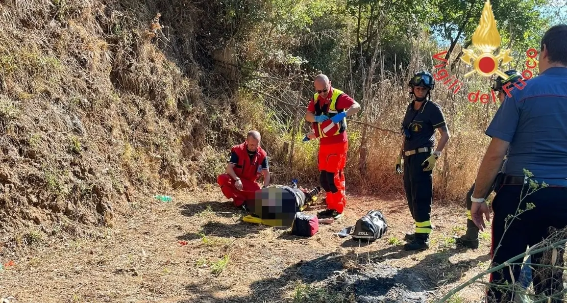 Catanzaro, donna precipita da 5 metri in appezzamento di terreno a Miglierina: trasferita con elisoccorso in ospedale\n