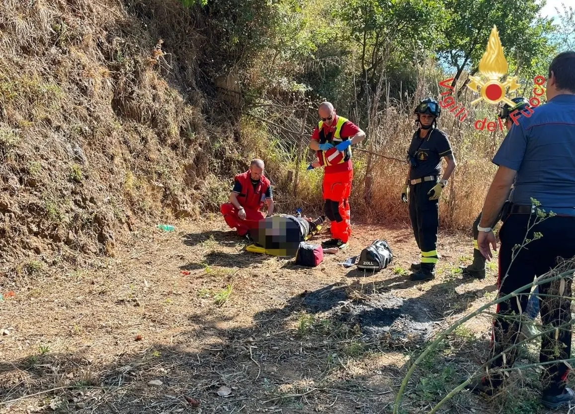 Catanzaro, donna precipita da 5 metri in appezzamento di terreno a Miglierina: trasferita con elisoccorso in ospedale\n