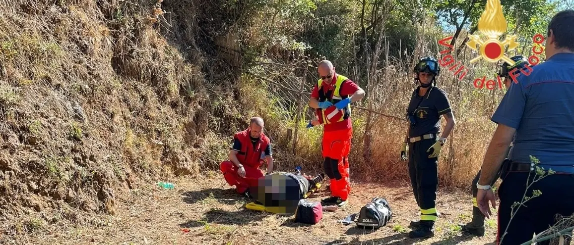 Catanzaro, donna precipita da 5 metri in appezzamento di terreno a Miglierina: trasferita con elisoccorso in ospedale\n
