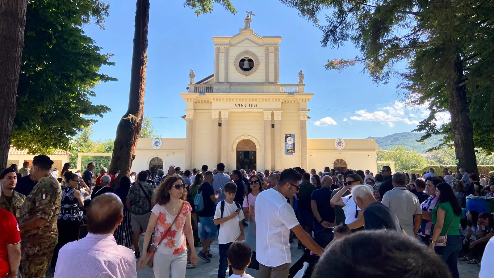 «Qui voglio un tempio di fede»: così nacque il santuario\u00A0a Torre Ruggiero, oggi meta di fedeli da tutta la Calabria\n
