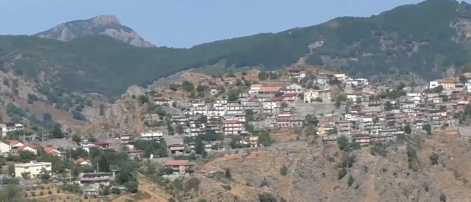 Ferita ma viva, Roccaforte non si arrende a incendi e spopolamento:\u00A0«La montagna non va abbandonata, è la chiave per il futuro»\n