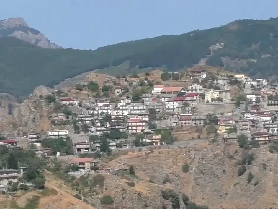 Ferita ma viva, Roccaforte non si arrende a incendi e spopolamento: «La montagna non va abbandonata, è la chiave per il futuro»