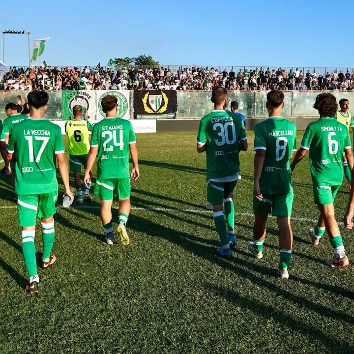 Serie D, la Reggina stecca (inaspettatamente) all'esordio: passa il Castrum Favara. Sorrisi a metà per le due lametine\n