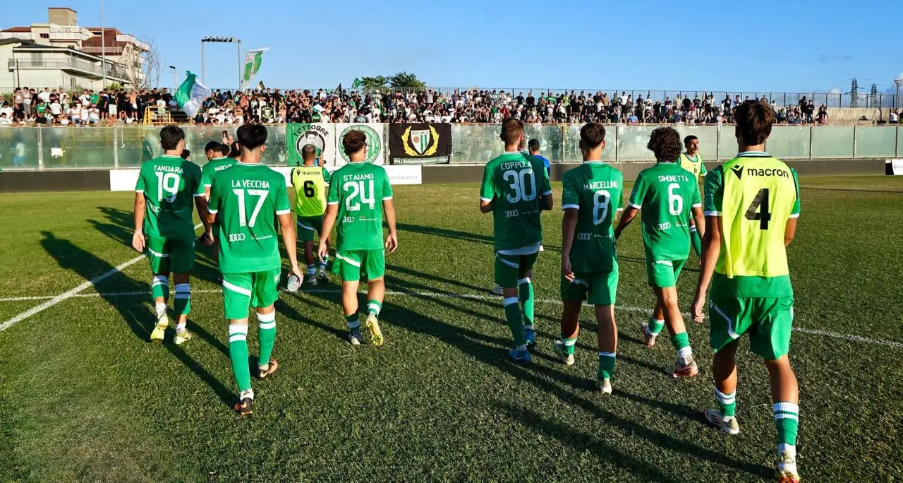 Serie D, la Reggina stecca (inaspettatamente) all'esordio: passa il Castrum Favara. Sorrisi a metà per le due lametine\n