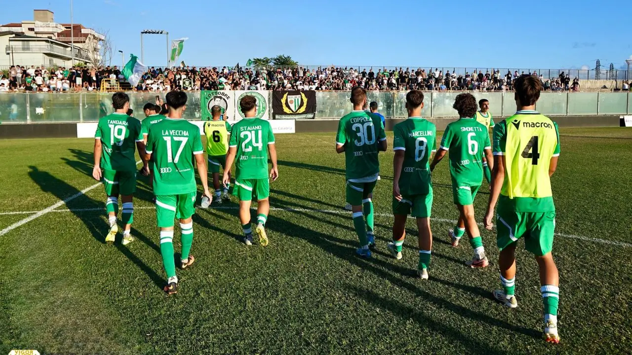 Serie D, la Reggina stecca (inaspettatamente) all'esordio: passa il Castrum Favara. Sorrisi a metà per le due lametine\n