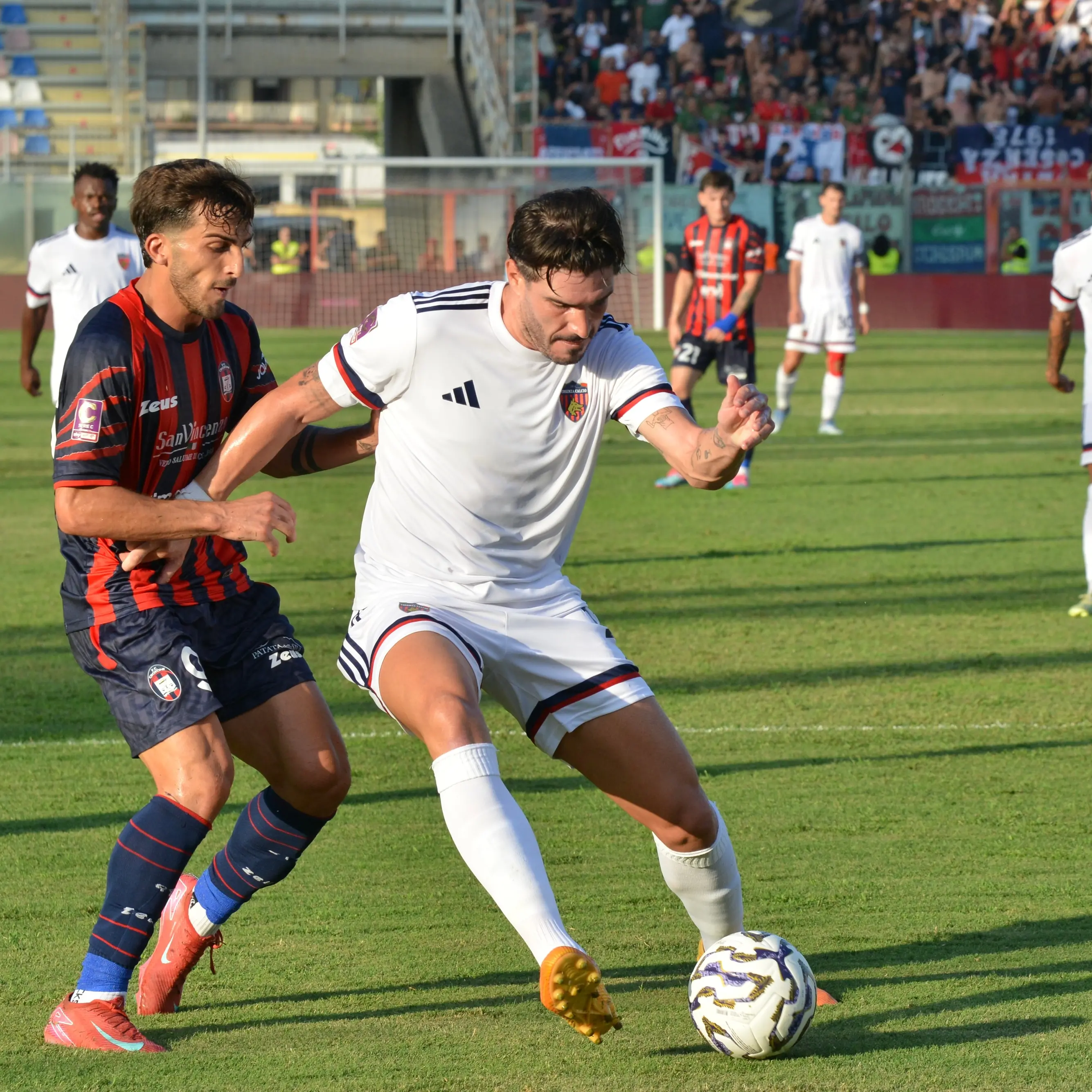 Vincono solo i tifosi, Crotone e Cosenza non si fanno male: allo Scida è 0-0\n