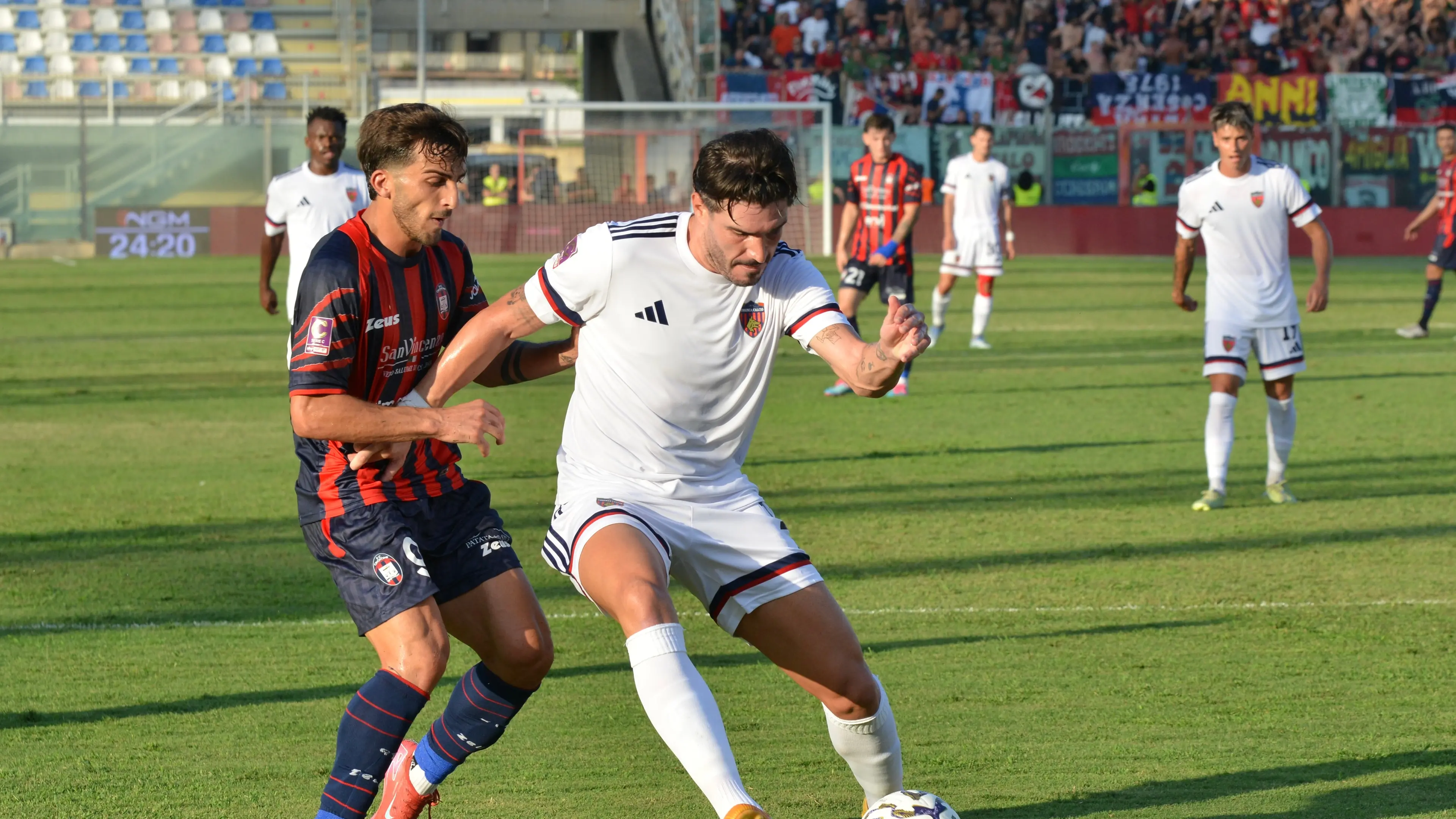 Vincono solo i tifosi, Crotone e Cosenza non si fanno male: allo Scida è 0-0\n