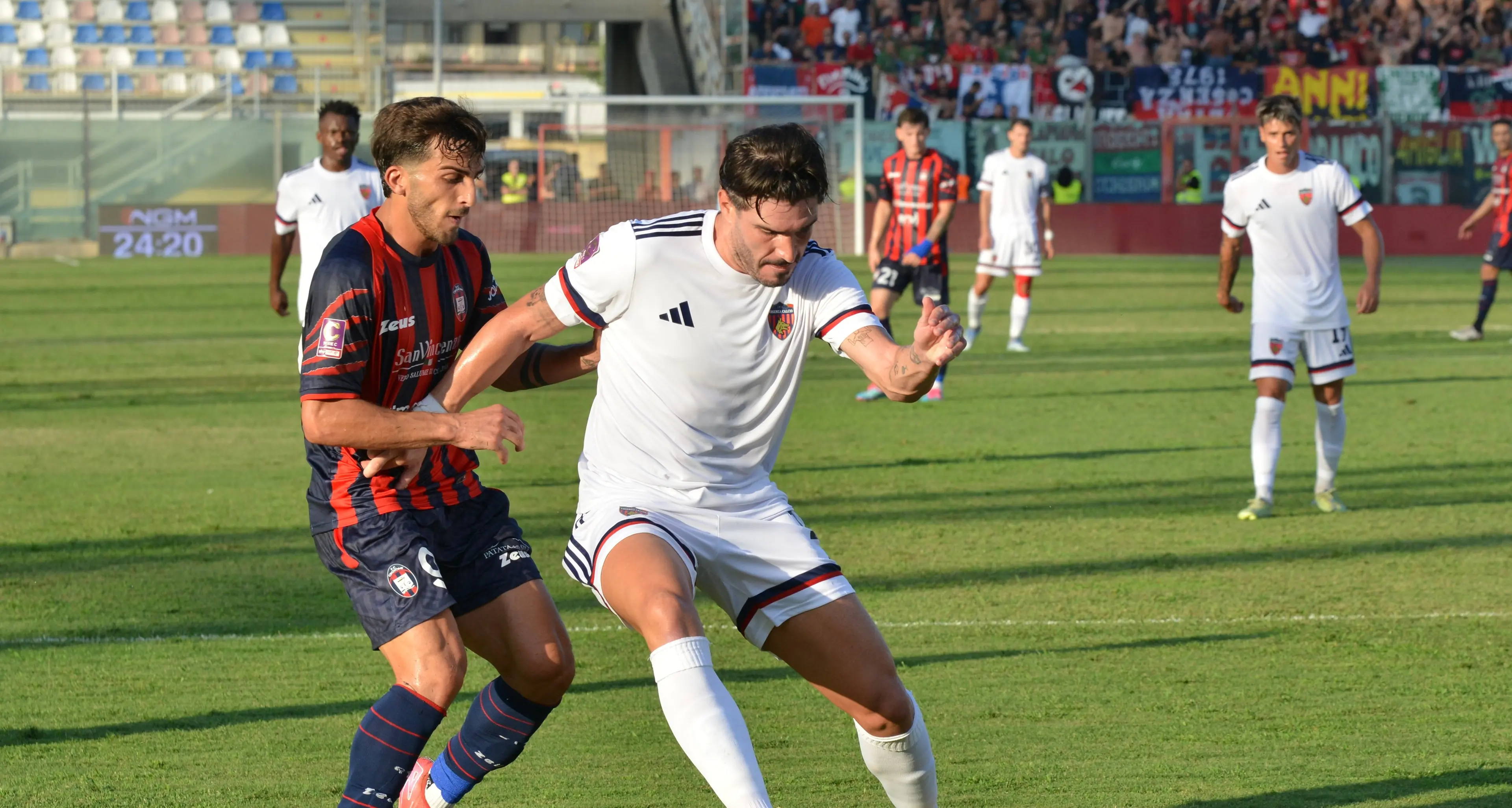 Vincono solo i tifosi, Crotone e Cosenza non si fanno male: allo Scida è 0-0\n