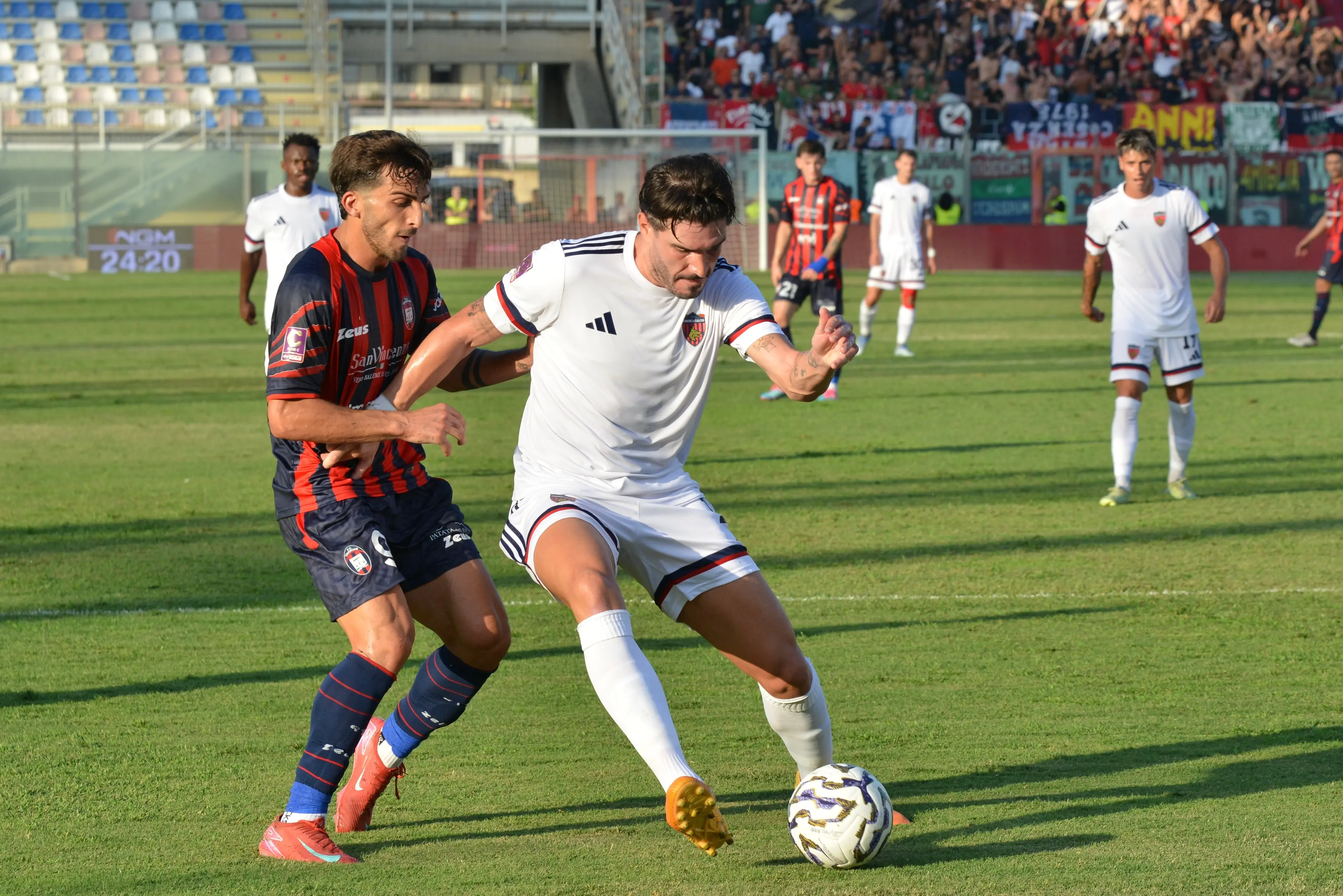 Vincono solo i tifosi, Crotone e Cosenza non si fanno male: allo Scida è 0-0\n
