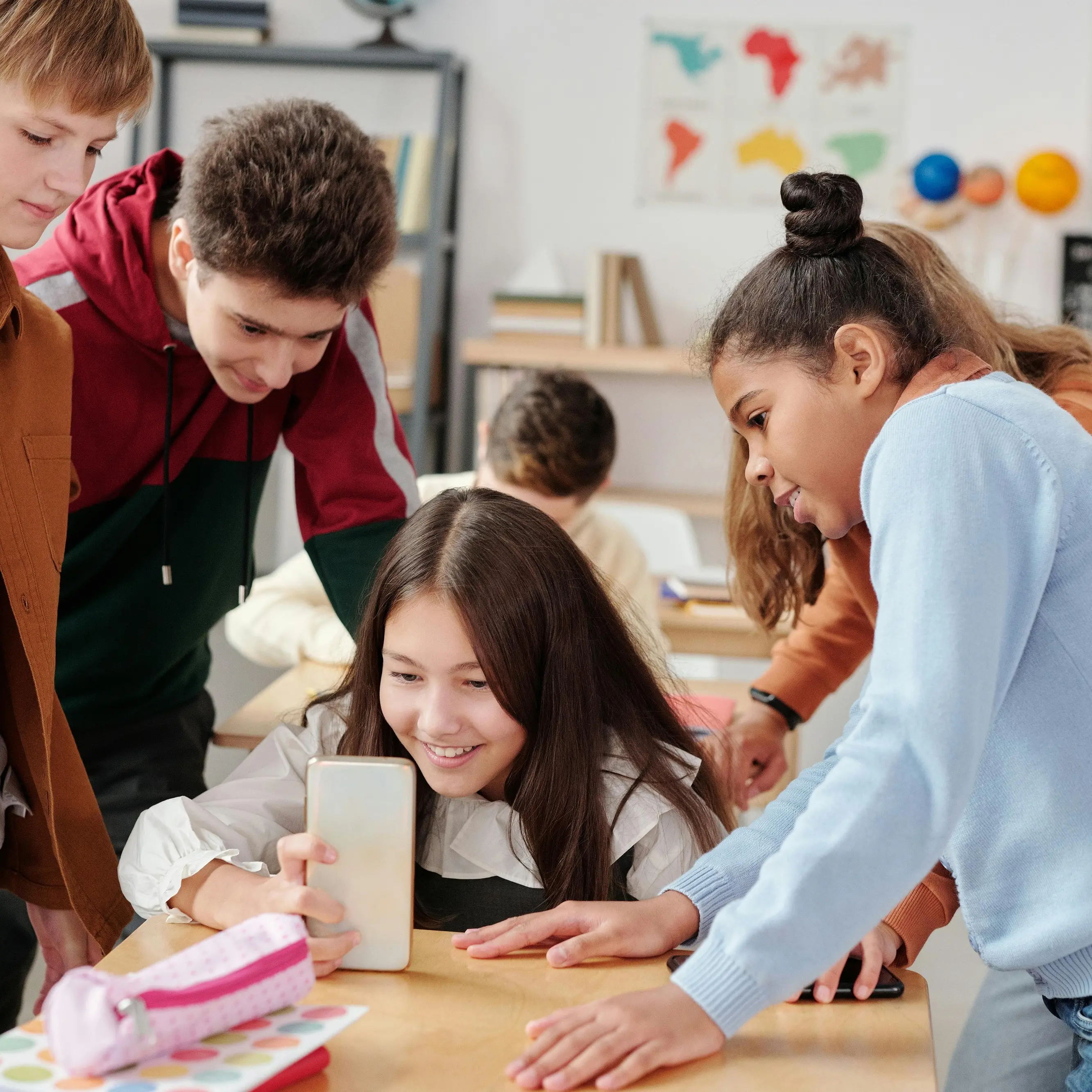 Scuola, parte la guerra agli smartphone: tra note disciplinari, sospensioni e telefoni negli zaini\n