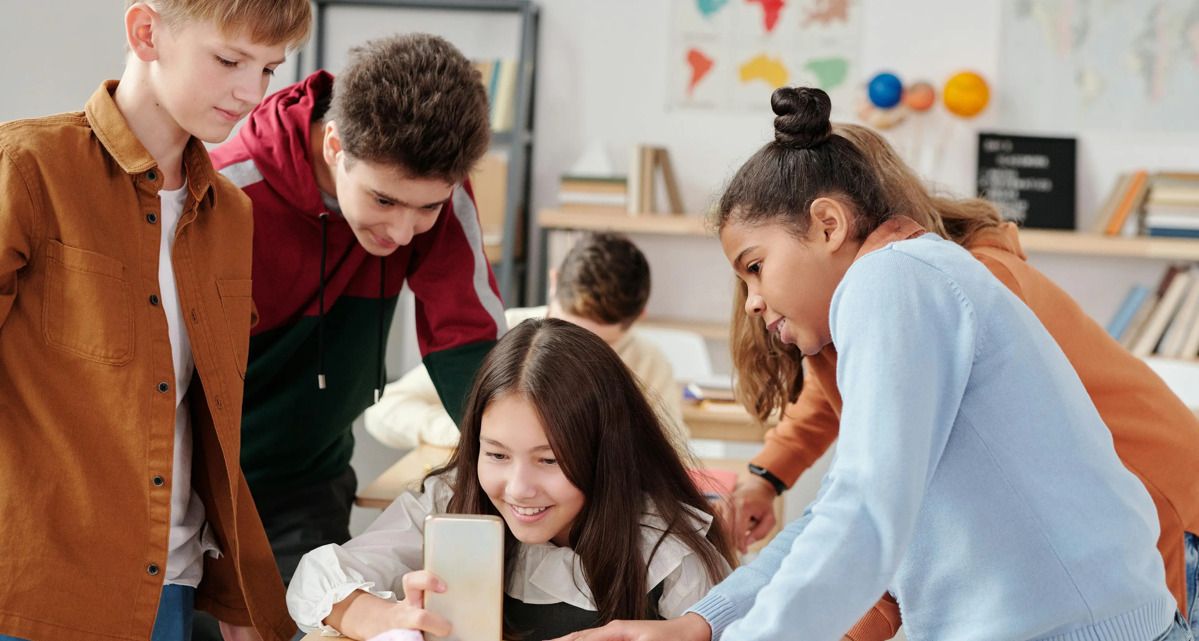 Scuola, parte la guerra agli smartphone: tra note disciplinari, sospensioni e telefoni negli zaini\n