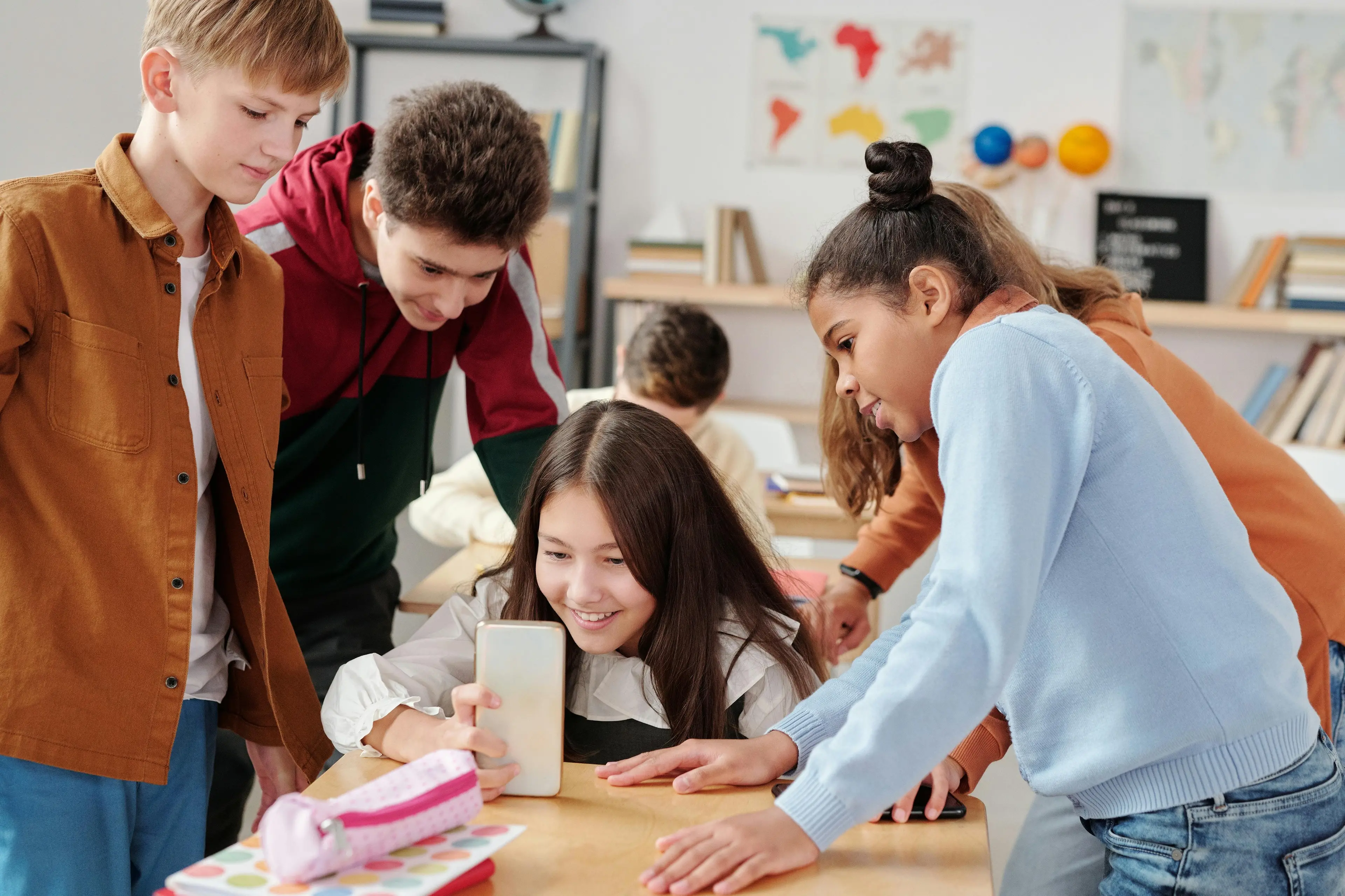 Scuola, parte la guerra agli smartphone: tra note disciplinari, sospensioni e telefoni negli zaini\n