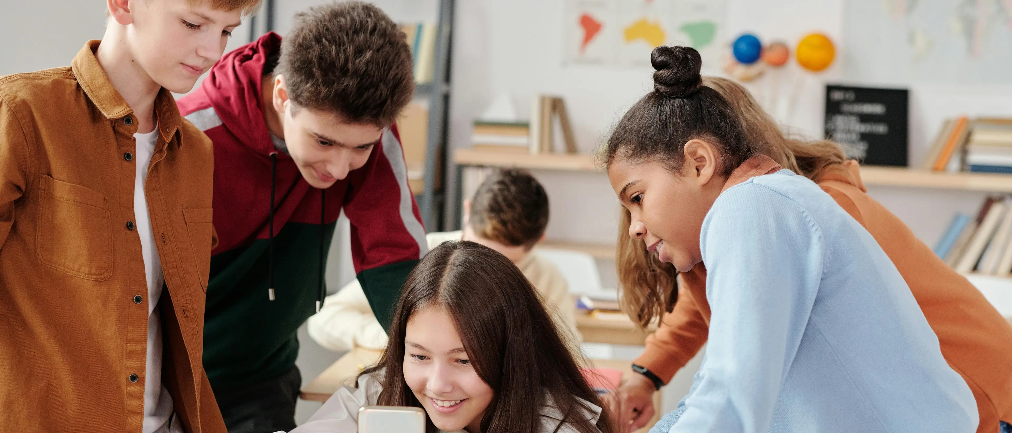 Scuola, parte la guerra agli smartphone: tra note disciplinari, sospensioni e telefoni negli zaini\n