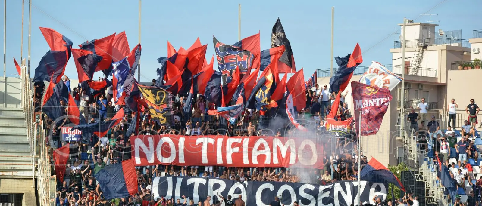 Il settore ospiti di Crotone spiega a Guarascio che Cosenza merita altro