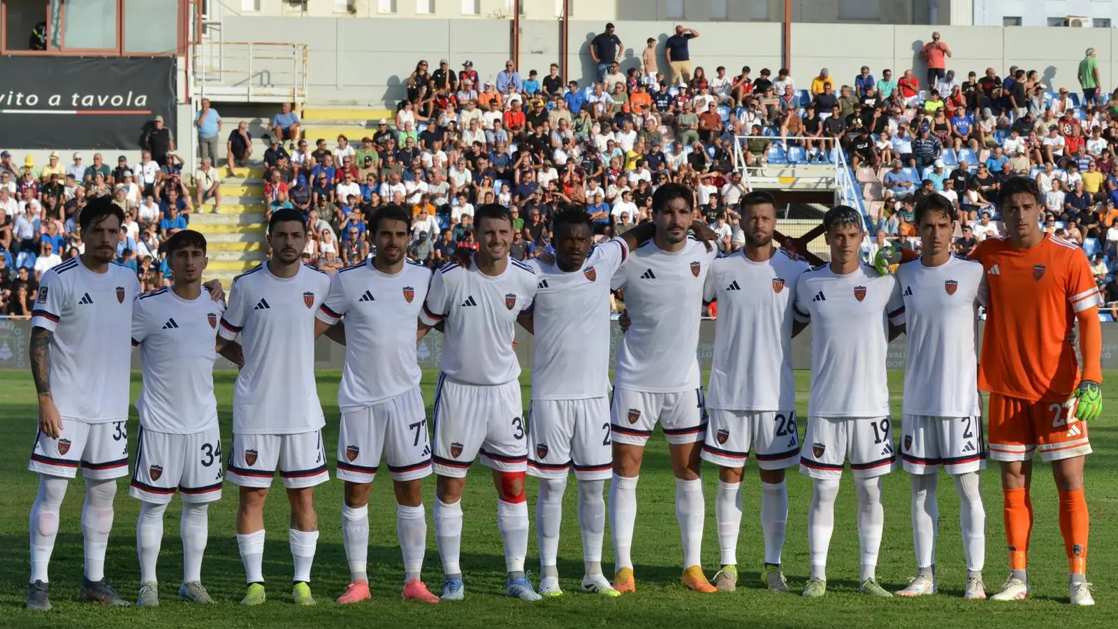 L\\'undici iniziale del Cosenza sceso in campo allo \"Scida\" (foto Spina - Cosenza Channel)
