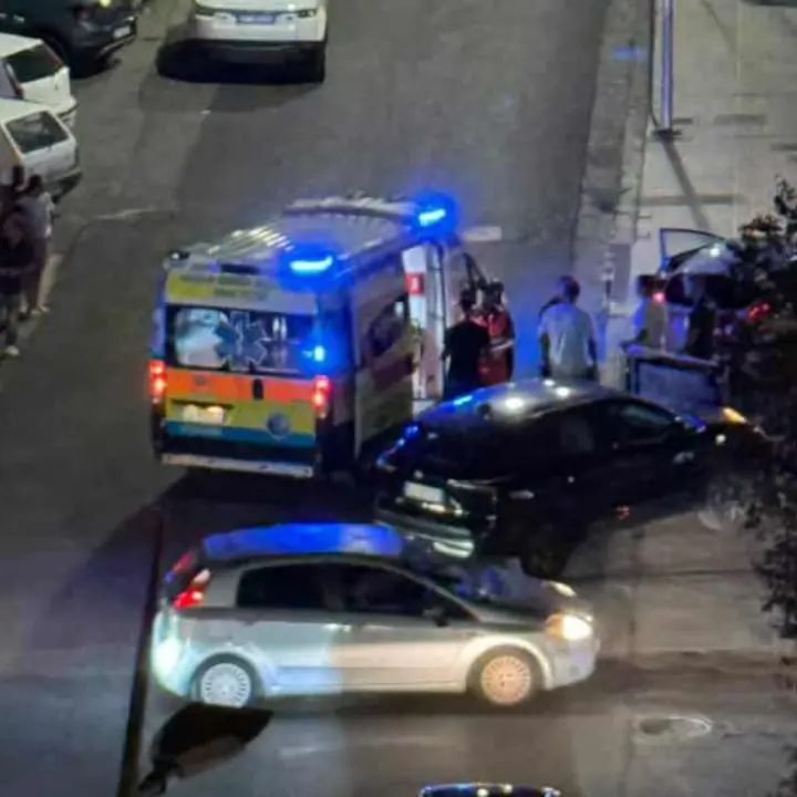 Cosenza,\u00A0violento scontro tra auto vicino piazza Loreto: due ambulanze sul posto