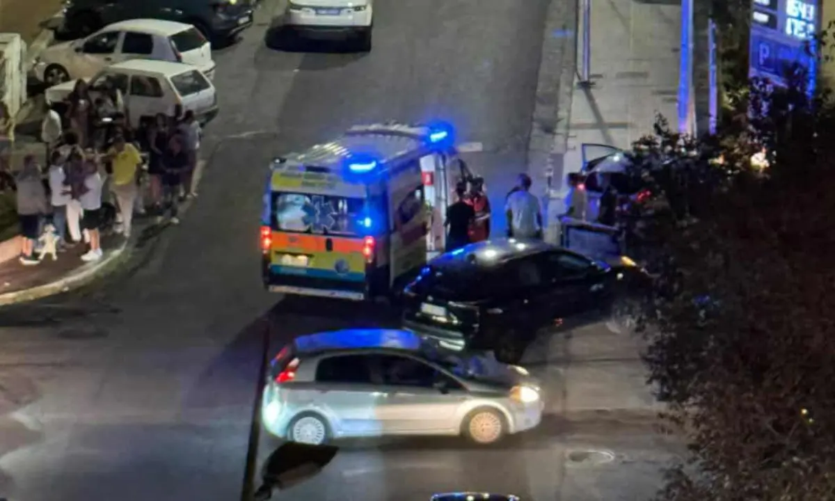 Cosenza,\u00A0violento scontro tra auto vicino piazza Loreto: due ambulanze sul posto