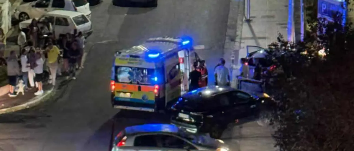 Cosenza,\u00A0violento scontro tra auto vicino piazza Loreto: due ambulanze sul posto