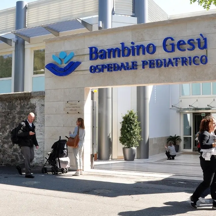 Bimbo travolto da una trave a Vibo, prognosi riservata ma segnali di speranza: «Strappato alla morte dai medici dello Jazzolino»\n