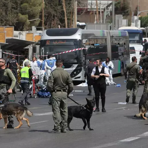 Attentato a Gerusalemme, attacco armato su due autobus: almeno cinque morti e 11 feriti\n