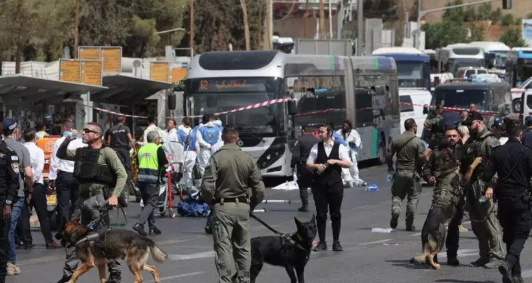 Attentato a Gerusalemme, attacco armato su due autobus: almeno cinque morti e 11 feriti\n