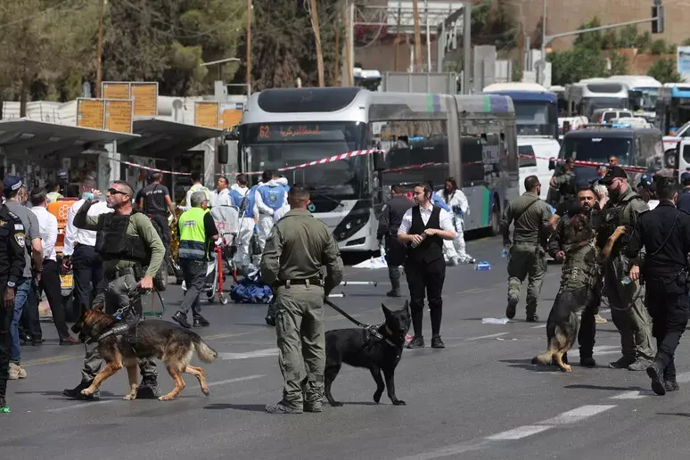 Attentato a Gerusalemme, attacco armato su due autobus: almeno cinque morti e 11 feriti\n