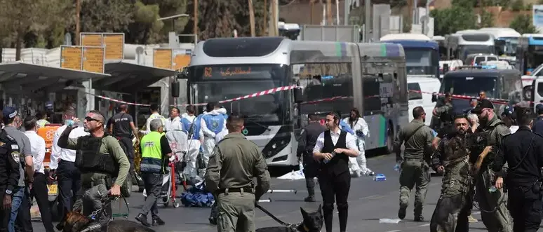 Attentato a Gerusalemme, attacco armato su due autobus: almeno cinque morti e 11 feriti\n