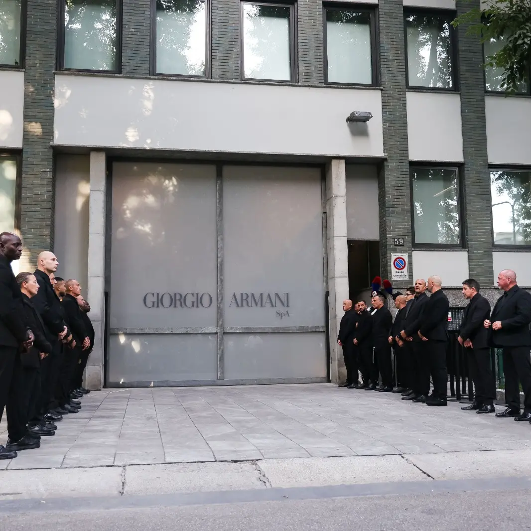 Milano in coda per Armani, Rivalta lo accoglie in silenzio per il funerale privato: l’ultimo viaggio del Re\n