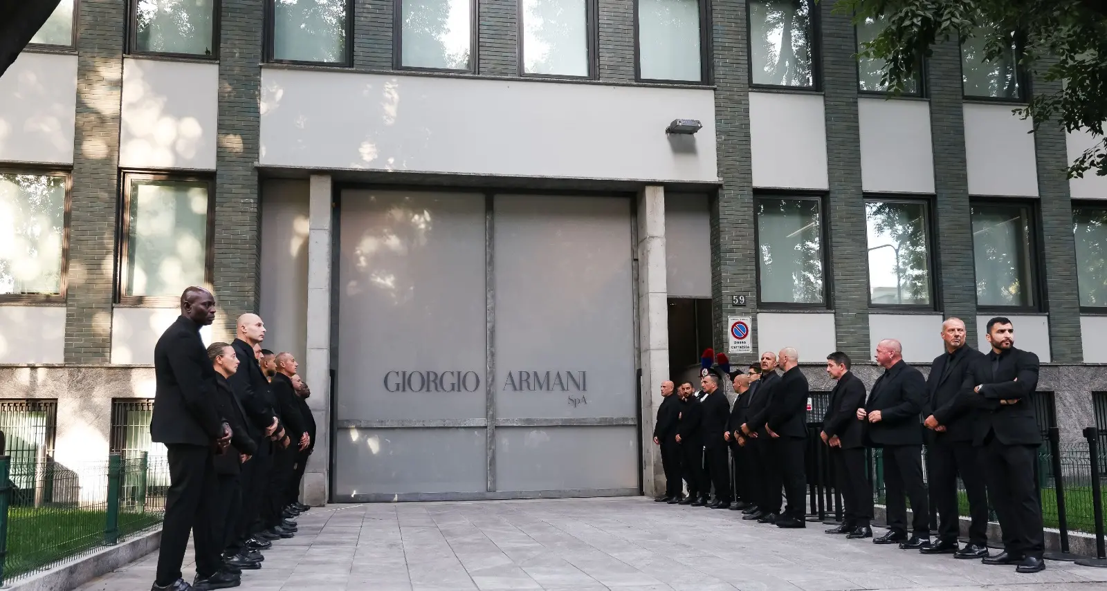 Milano in coda per Armani, Rivalta lo accoglie in silenzio per il funerale privato: l’ultimo viaggio del Re\n
