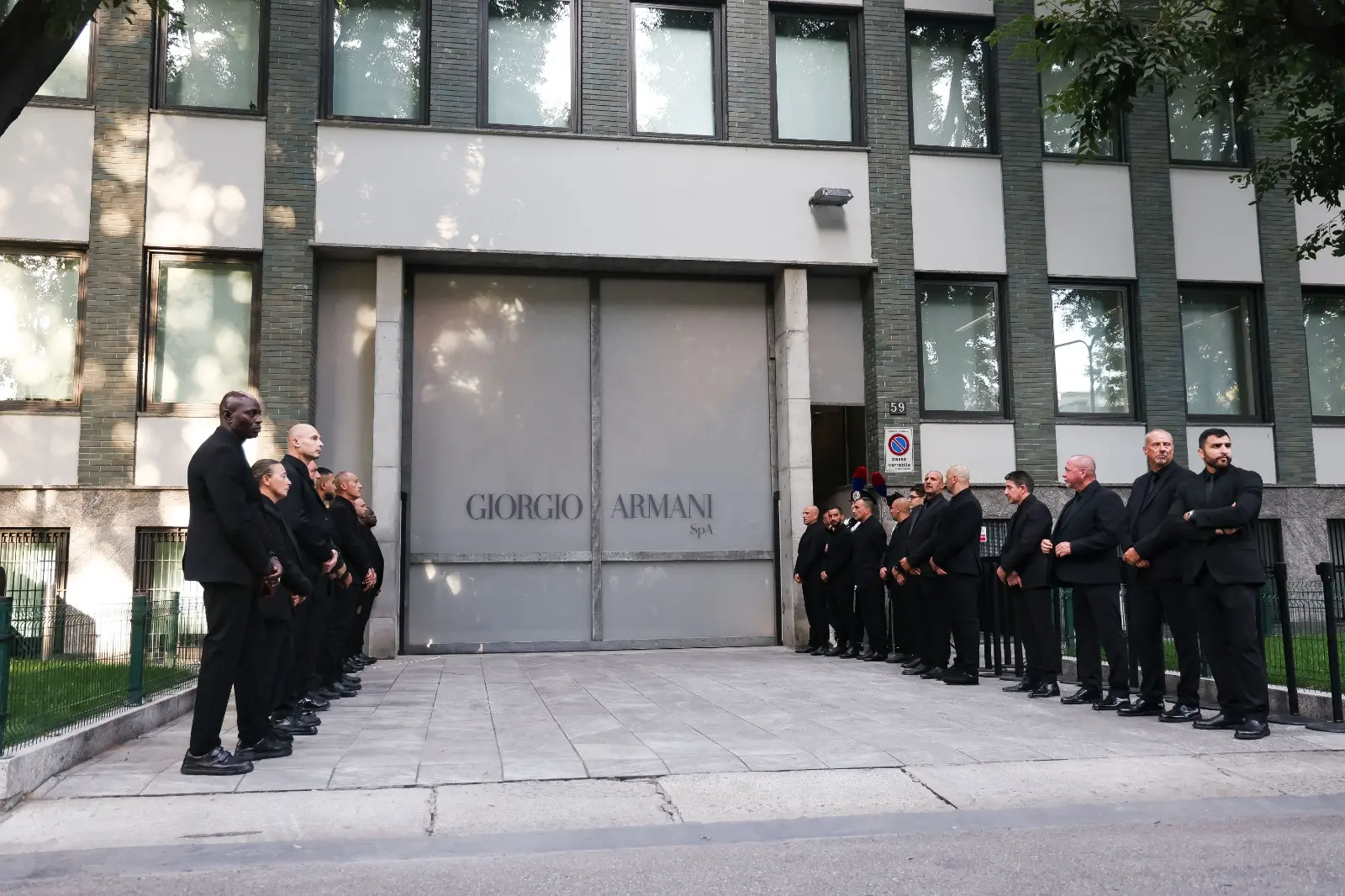Milano in coda per Armani, Rivalta lo accoglie in silenzio per il funerale privato: l’ultimo viaggio del Re\n