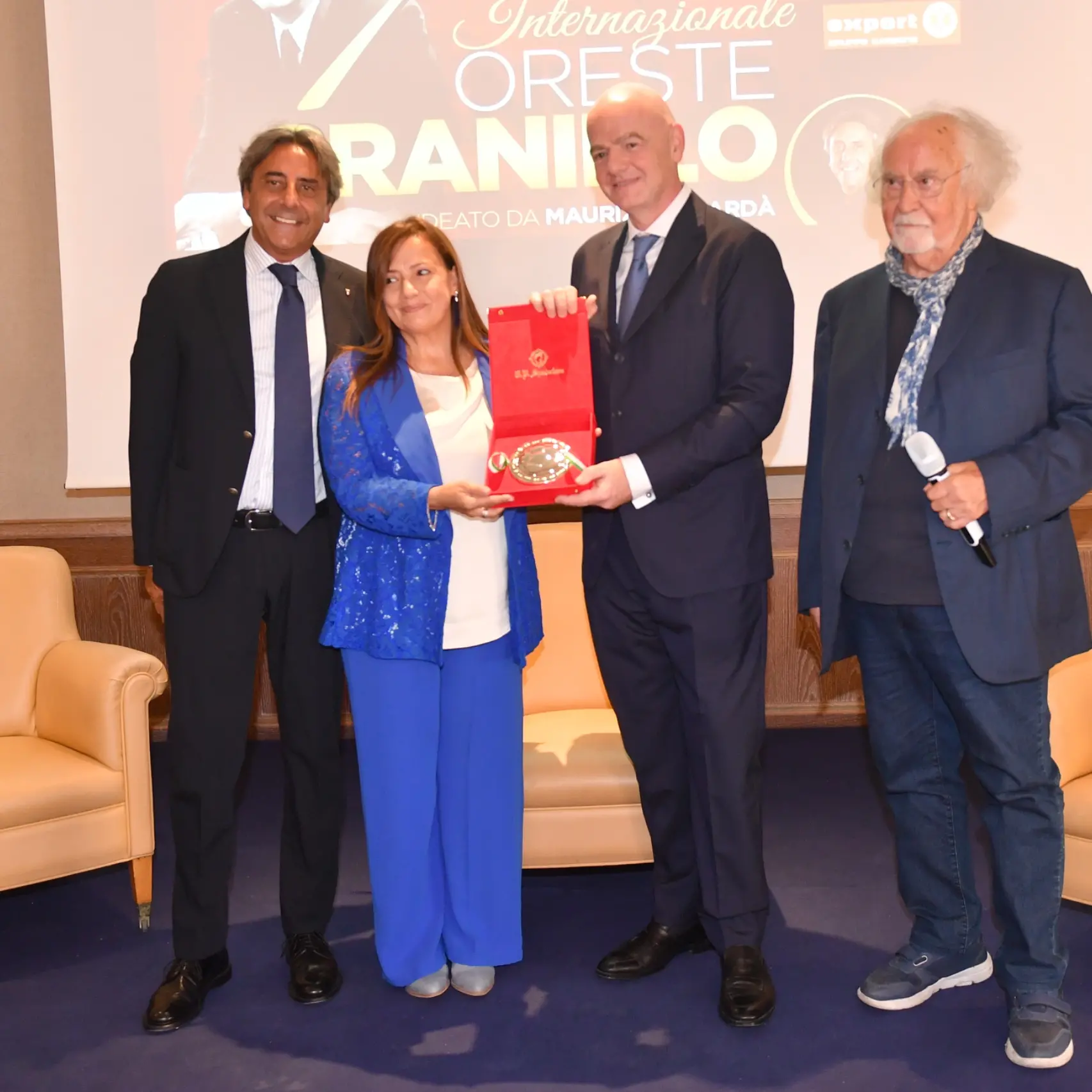 Gianni Infantino premiato a Reggio Calabria dalla figlia dello storico dirigente calabrese Oreste Granillo\n