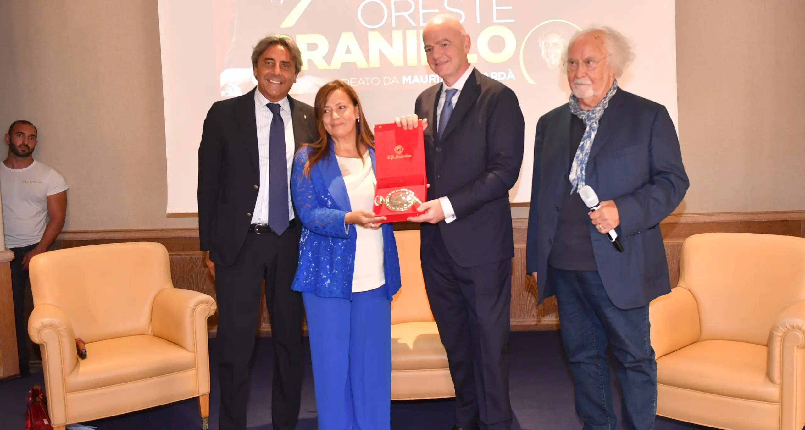 Gianni Infantino premiato a Reggio Calabria dalla figlia dello storico dirigente calabrese Oreste Granillo\n