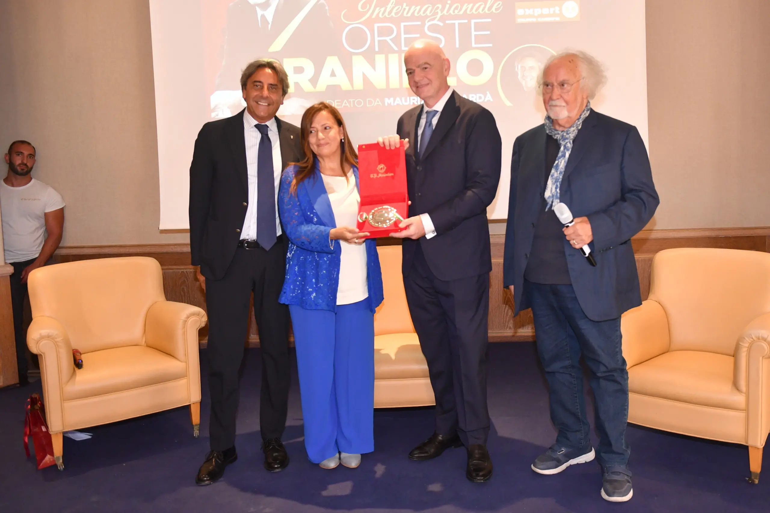 Gianni Infantino premiato a Reggio Calabria dalla figlia dello storico dirigente calabrese Oreste Granillo\n