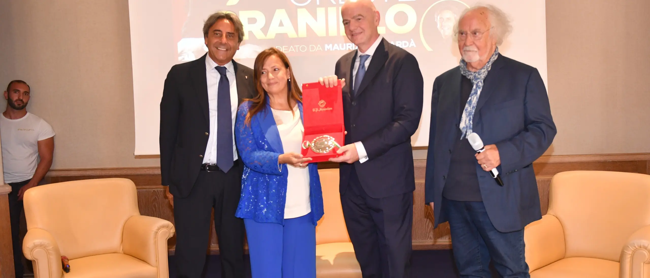 Gianni Infantino premiato a Reggio Calabria dalla figlia dello storico dirigente calabrese Oreste Granillo\n