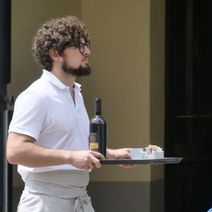Il lavoro irregolare\u00A0in Calabria raccontato da chi non ha tutele: «Ore infinite per uno stipendio che non basta a vivere»\n