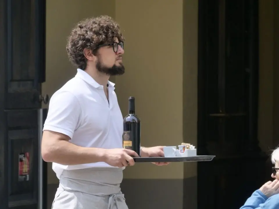 Il lavoro irregolare in Calabria raccontato da chi non ha tutele: «Ore infinite per uno stipendio che non basta a vivere»