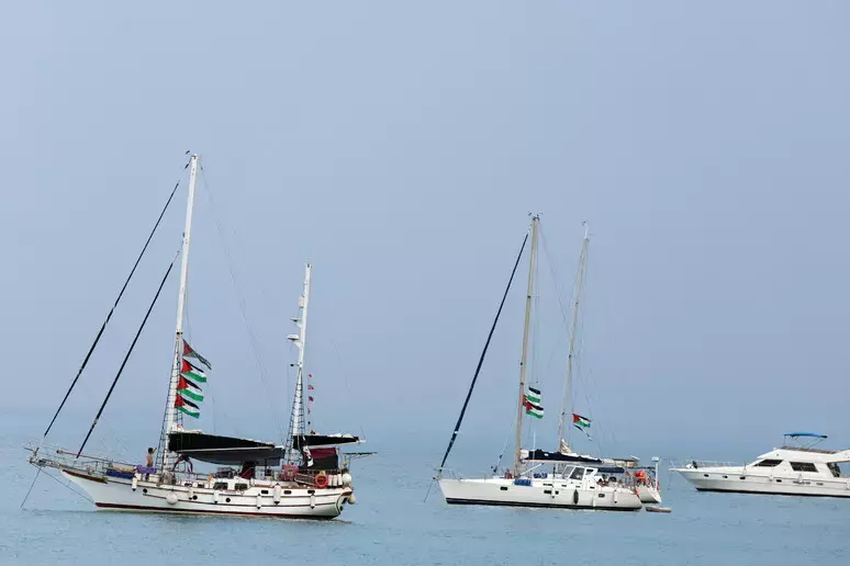 Flottiglia per Gaza, nave in fiamme al largo della Tunisia: «Colpiti da un drone». Ma la Guardia nazionale smentisce\u00A0\n