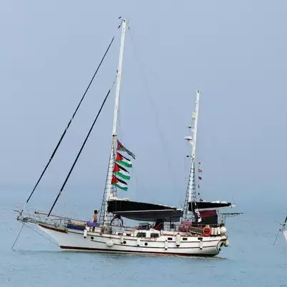Flottiglia per Gaza, nave in fiamme al largo della Tunisia: «Colpiti da un drone». Ma la Guardia nazionale smentisce\u00A0\n