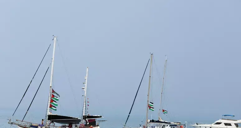Flottiglia per Gaza, nave in fiamme al largo della Tunisia: «Colpiti da un drone». Ma la Guardia nazionale smentisce\u00A0\n