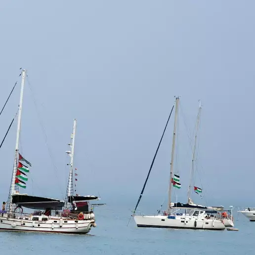 Global Sumud Flotilla, notte di fuoco in Tunisia: «Drone colpisce la Family boat, a bordo anche Greta»\n