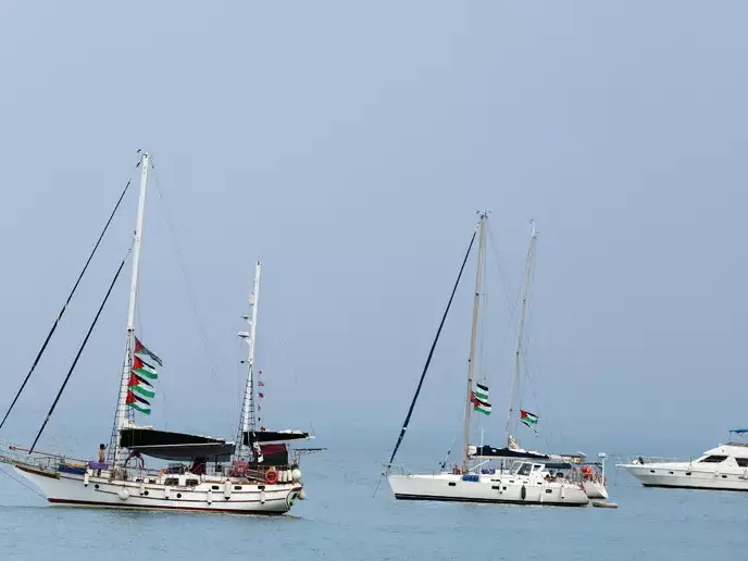Global Sumud Flotilla, notte di fuoco in Tunisia: «Drone colpisce la Family boat, a bordo anche Greta»