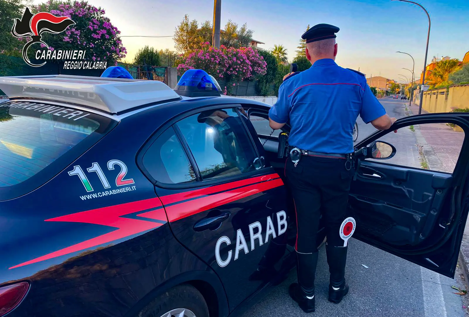 Reggio, vede i carabinieri e tenta di fuggire con 16 chili di marijuana a bordo dell’auto: arrestato\u00A0\n